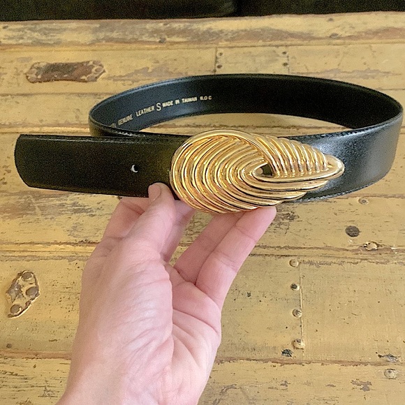 VINTAGE R&R BLACK LEATHER BELT GOLD HARDWARE BUCKLE LEATHER BELT S - Picture 16 of 16